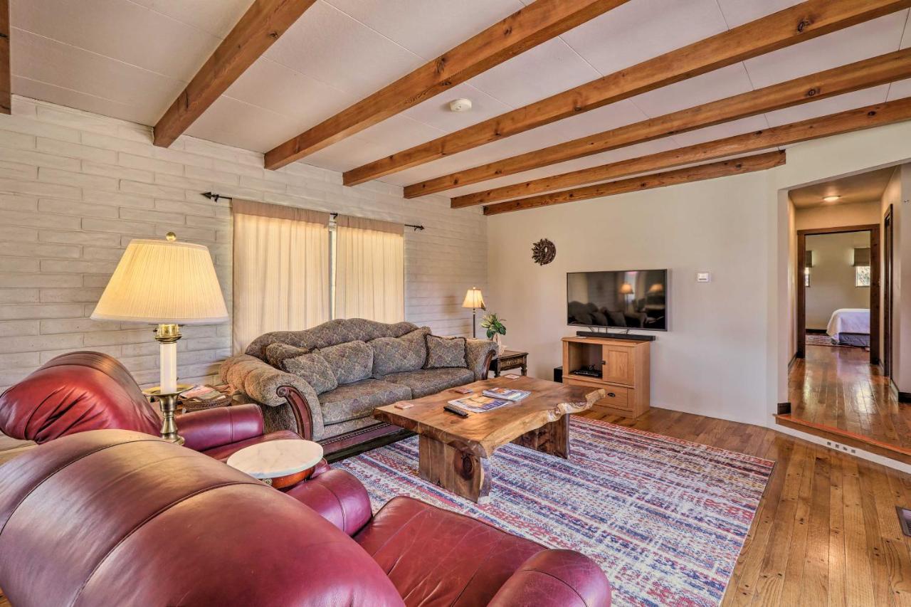 Holiday home On 1 Acre With Pool And Red Rock Views! *