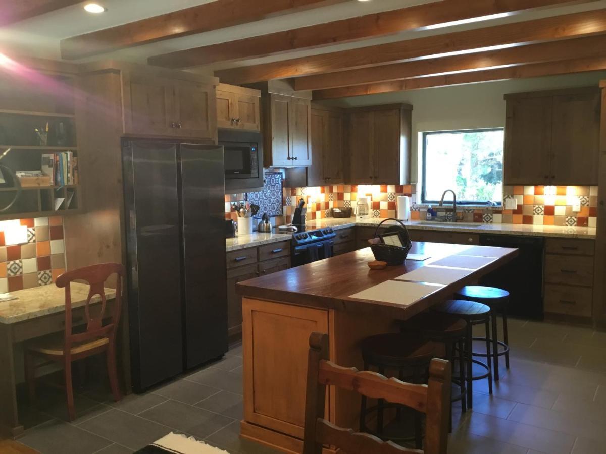On 1 Acre With Pool And Red Rock Views! Holiday home